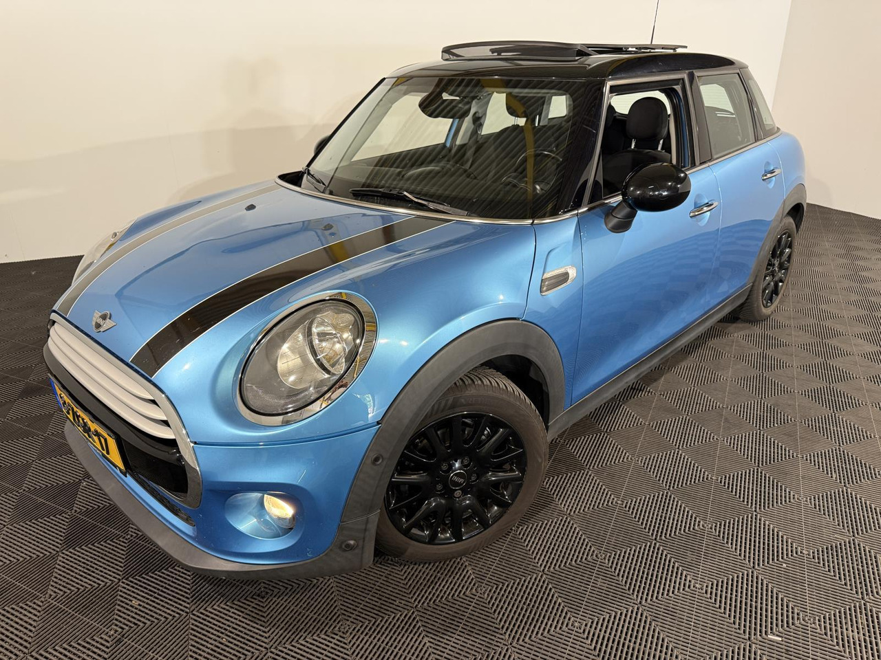 Mini | Mini | 1.5 Cooper | 2015 | 165.851 km | 8ZGR17 | Logisch - Hatchback: φωτογραφία 1 Mini | Mini | 1.5 Cooper | 2015 | 165.851 km | 8ZGR17 | Logisch - Hatchback: φωτογραφία 1