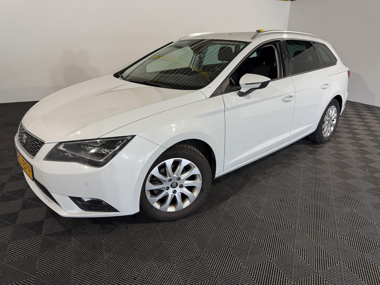 SEAT | Leon ST | 1.6 TDI Style Connect Ecomotive | 2015 | 284.524 km | HS187P | Logisch - Αυτοκίνητο: φωτογραφία 1 SEAT | Leon ST | 1.6 TDI Style Connect Ecomotive | 2015 | 284.524 km | HS187P | Logisch - Αυτοκίνητο: φωτογραφία 1