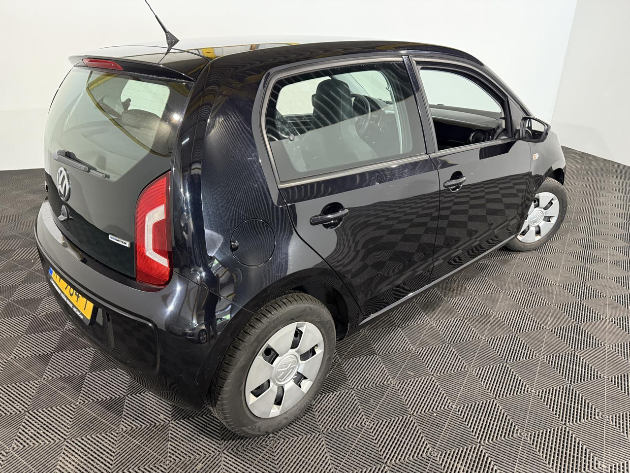 Volkswagen Up 1.0 Move up! BlueMotion | 2015 | 169.625 km | KV-984-T - Hatchback: φωτογραφία 3 Volkswagen Up 1.0 Move up! BlueMotion | 2015 | 169.625 km | KV-984-T - Hatchback: φωτογραφία 3