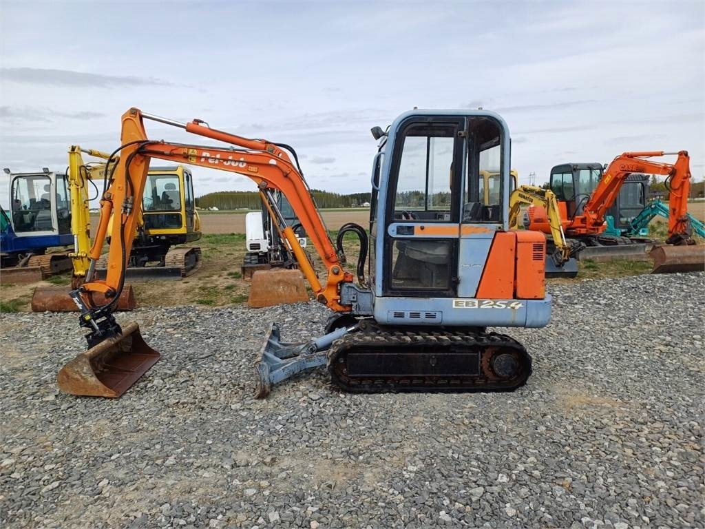 Pel-Job Volvo EB25.4 kallistuvalla liittimellä - Μίνι εκσκαφέας: φωτογραφία 2 Pel-Job Volvo EB25.4 kallistuvalla liittimellä - Μίνι εκσκαφέας: φωτογραφία 2