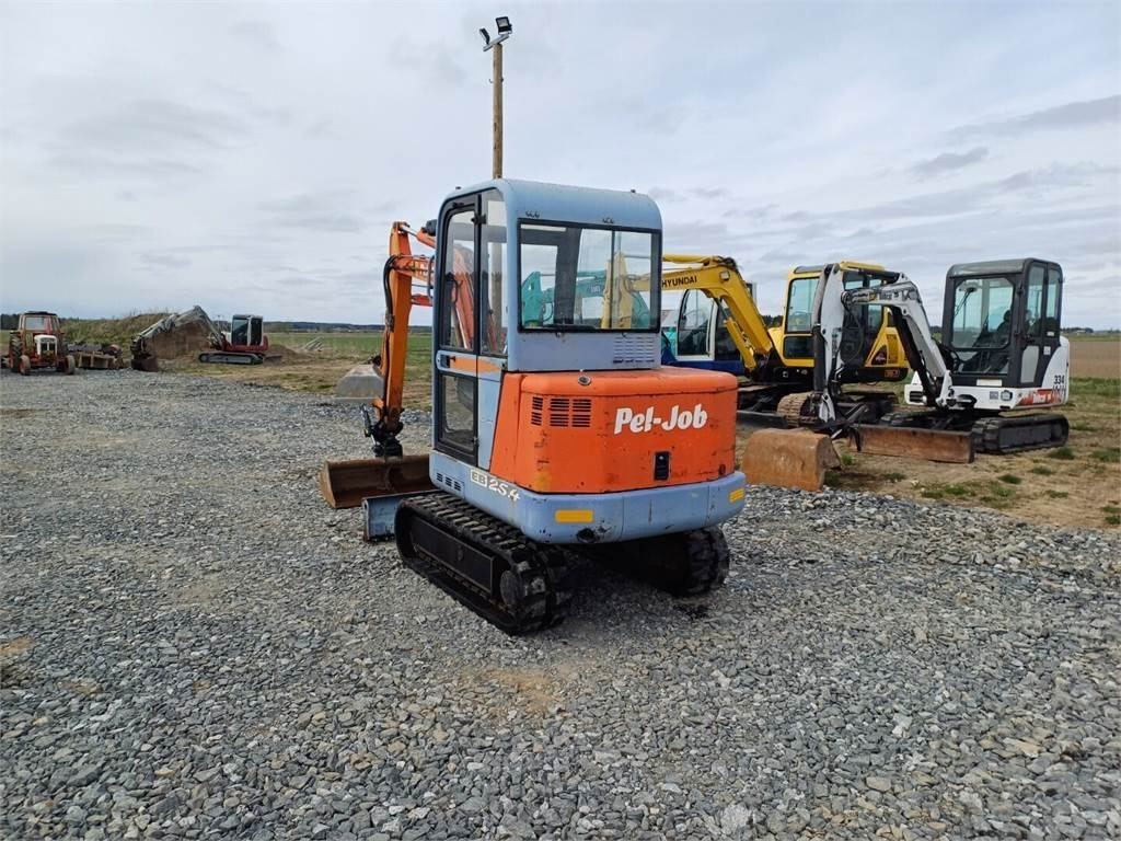Pel-Job Volvo EB25.4 kallistuvalla liittimellä - Μίνι εκσκαφέας: φωτογραφία 4 Pel-Job Volvo EB25.4 kallistuvalla liittimellä - Μίνι εκσκαφέας: φωτογραφία 4