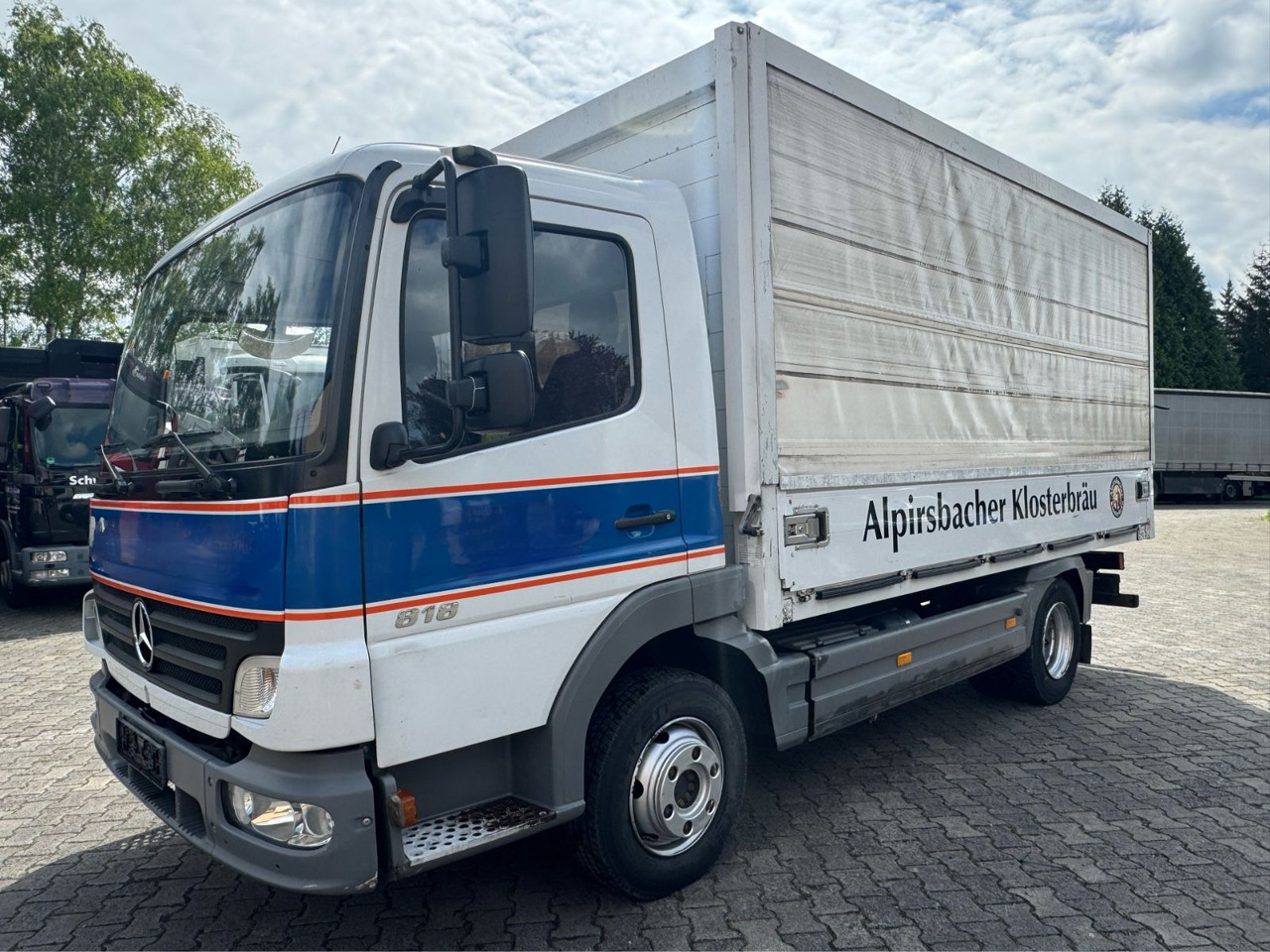 Mercedes-Benz Atego 818/Roll-Plane/Tüv-Neu/1xAHK-Maul/ - Φορτηγό για τη μεταφορά ποτών: φωτογραφία 2 Mercedes-Benz Atego 818/Roll-Plane/Tüv-Neu/1xAHK-Maul/ - Φορτηγό για τη μεταφορά ποτών: φωτογραφία 2