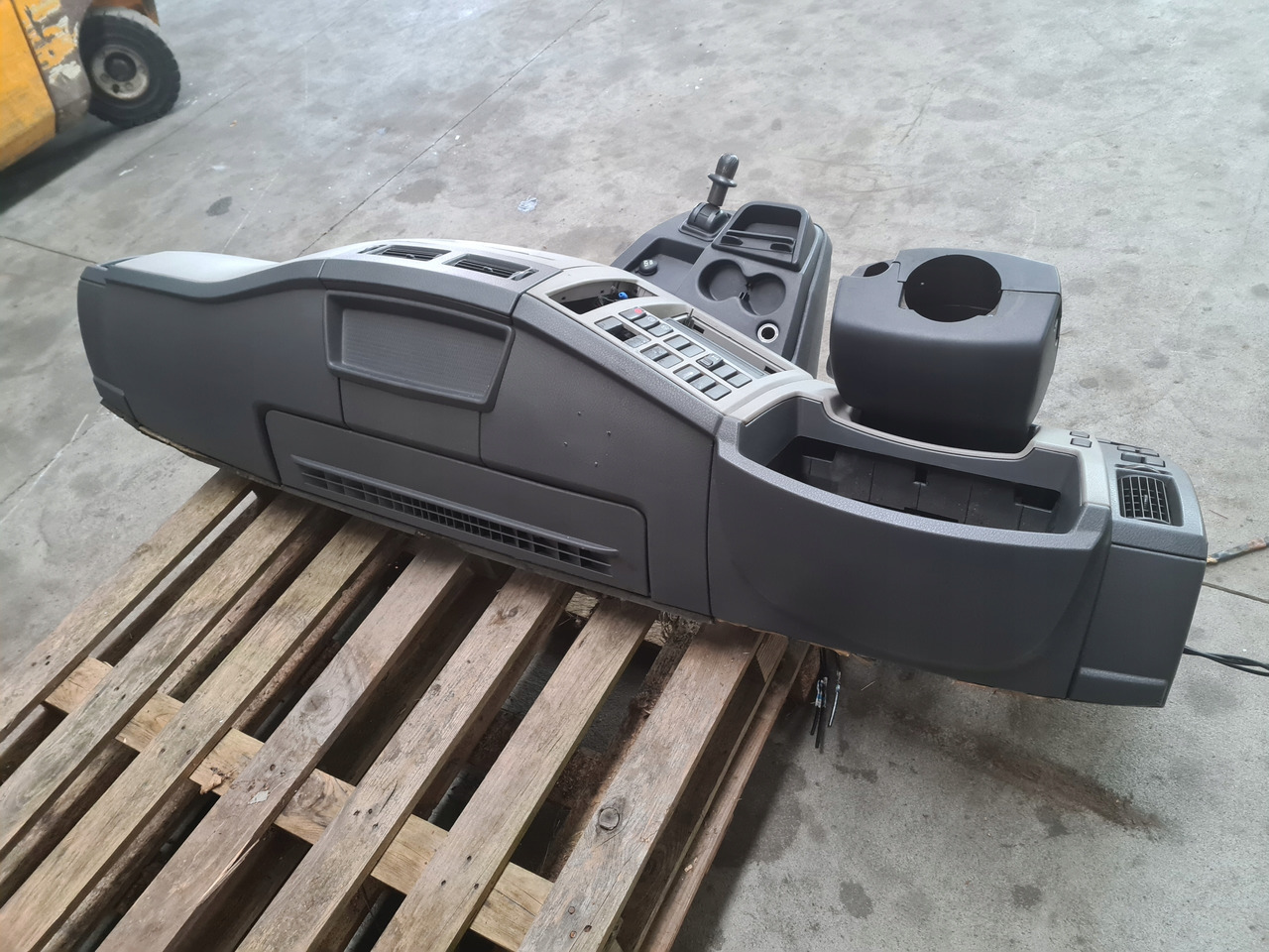 VOLVO KONSOLA DESKA ROZDZIELCZA PRZEKŁADKA ANGLIKA VOLVO FL EURO 5 - Ταμπλό αυτοκινήτου για Φορτηγό: φωτογραφία 4 VOLVO KONSOLA DESKA ROZDZIELCZA PRZEKŁADKA ANGLIKA VOLVO FL EURO 5 - Ταμπλό αυτοκινήτου για Φορτηγό: φωτογραφία 4