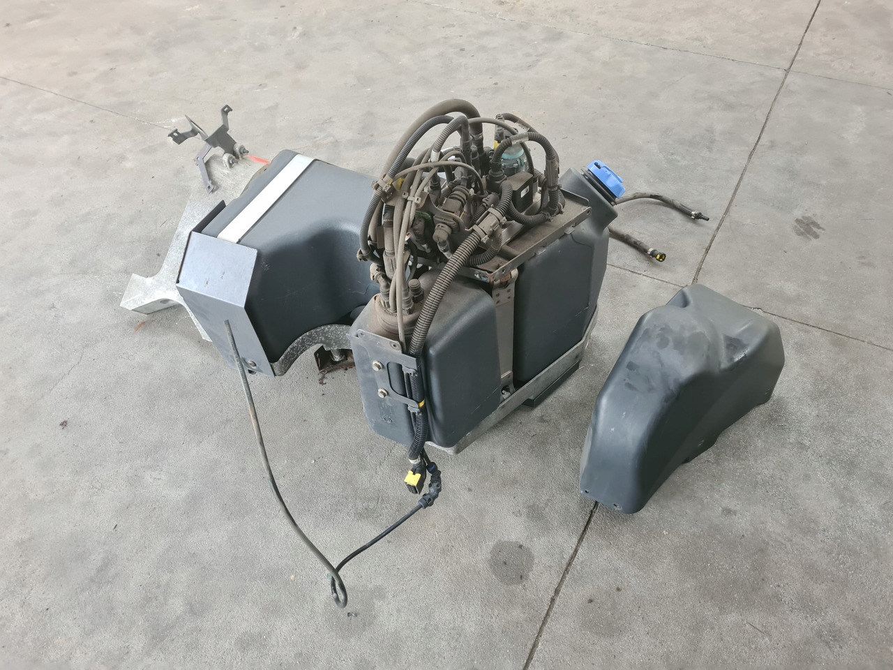 VOLVO ZBIORNIK POMPA WIĄZKA ADBLUE KOMPLET RENAULT GAMA T VOLVO FH 4 FM 4 - Μονάδα ρεζερβουάρ AdBlue: φωτογραφία 4 VOLVO ZBIORNIK POMPA WIĄZKA ADBLUE KOMPLET RENAULT GAMA T VOLVO FH 4 FM 4 - Μονάδα ρεζερβουάρ AdBlue: φωτογραφία 4