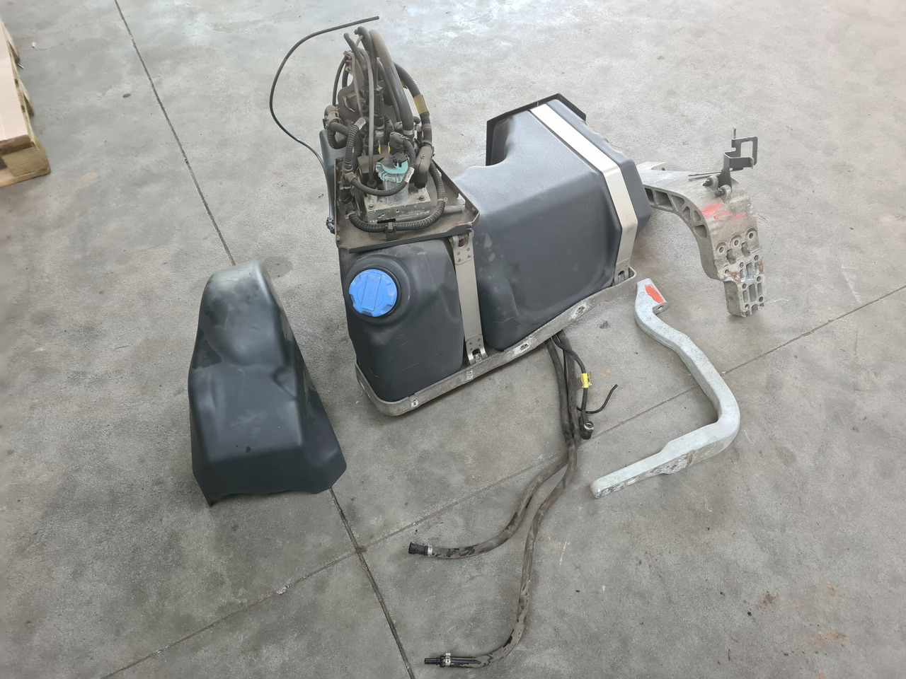 VOLVO ZBIORNIK POMPA WIĄZKA ADBLUE KOMPLET RENAULT GAMA T VOLVO FH 4 FM 4 - Μονάδα ρεζερβουάρ AdBlue: φωτογραφία 3 VOLVO ZBIORNIK POMPA WIĄZKA ADBLUE KOMPLET RENAULT GAMA T VOLVO FH 4 FM 4 - Μονάδα ρεζερβουάρ AdBlue: φωτογραφία 3