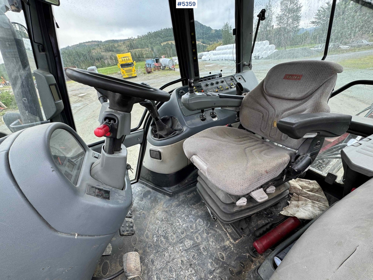 Τρακτέρ 2004 Valtra M120-4 w/ loader and bucket: φωτογραφία 6