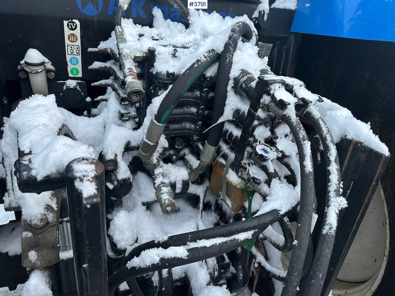 Τρακτέρ 2010 New Holland T6040 4x4 plow rigged tractor w/ Trima +3.0p front loader, brand new chains, snow bucket and Westbjørn snow blower. WATCH VIDEO.: φωτογραφία 13