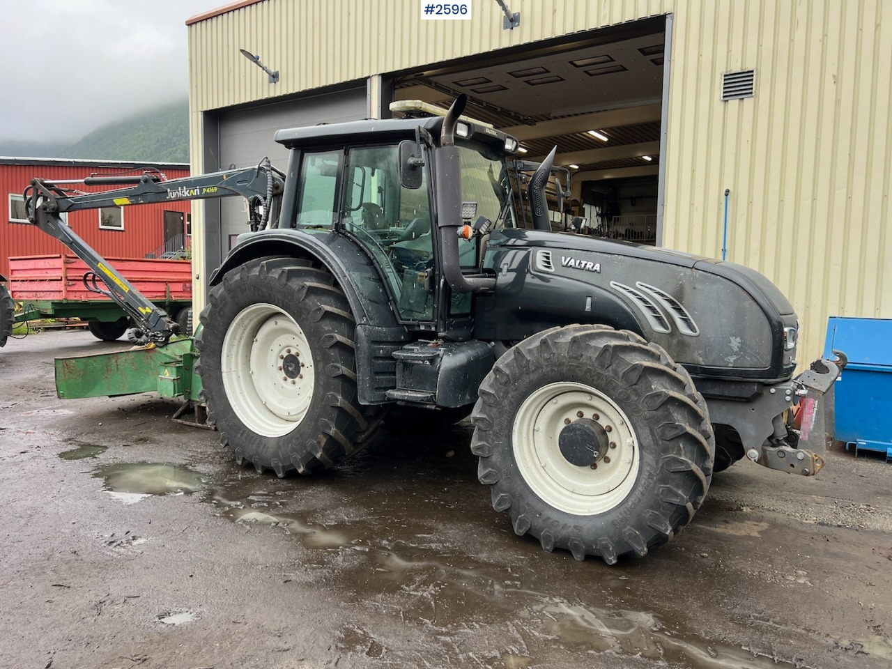 2010 Valtra T182 Versu Tractor w/ 2015 NHS 300E Chipper and 2015 Junkkari P4169 Crane - Τρακτέρ: φωτογραφία 1 2010 Valtra T182 Versu Tractor w/ 2015 NHS 300E Chipper and 2015 Junkkari P4169 Crane - Τρακτέρ: φωτογραφία 1