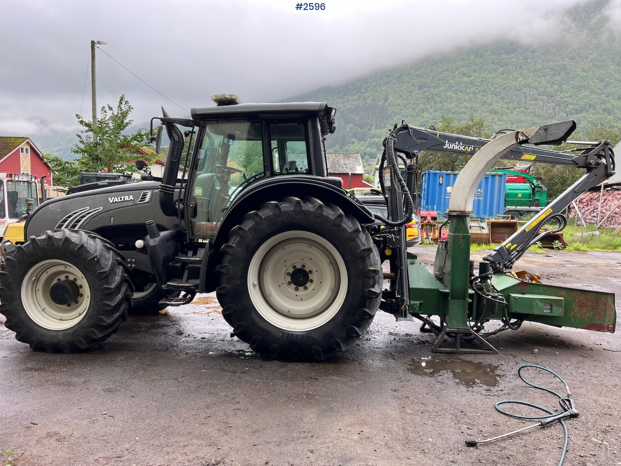2010 Valtra T182 Versu Tractor w/ 2015 NHS 300E Chipper and 2015 Junkkari P4169 Crane - Τρακτέρ: φωτογραφία 2 2010 Valtra T182 Versu Tractor w/ 2015 NHS 300E Chipper and 2015 Junkkari P4169 Crane - Τρακτέρ: φωτογραφία 2