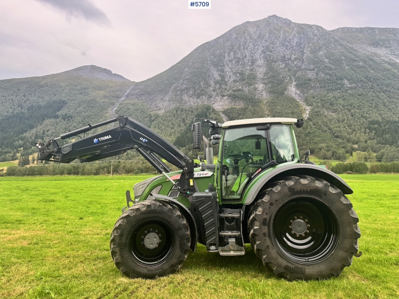 2017 Fendt 724 Vario w/ GPS, Front PTO, Loader and hydraulics. - Τρακτέρ: φωτογραφία 4 2017 Fendt 724 Vario w/ GPS, Front PTO, Loader and hydraulics. - Τρακτέρ: φωτογραφία 4
