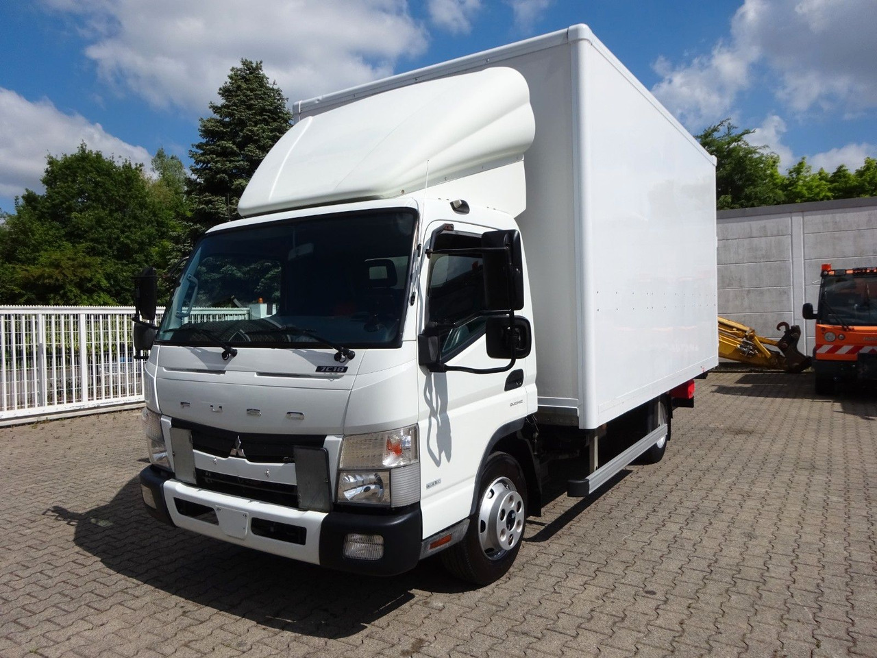 FUSO Canter 7C18 + LBW 4x2 - Επαγγελματικό αυτοκίνητο κόφα: φωτογραφία 1 FUSO Canter 7C18 + LBW 4x2 - Επαγγελματικό αυτοκίνητο κόφα: φωτογραφία 1