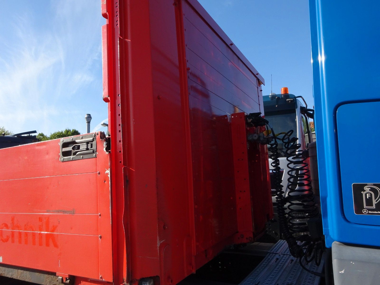 Fliegl Sattelpritsche mit Bordwänden und 3 Achsen - Επικαθήμενο πλατφόρμα/ Καρότσα: φωτογραφία 4 Fliegl Sattelpritsche mit Bordwänden und 3 Achsen - Επικαθήμενο πλατφόρμα/ Καρότσα: φωτογραφία 4