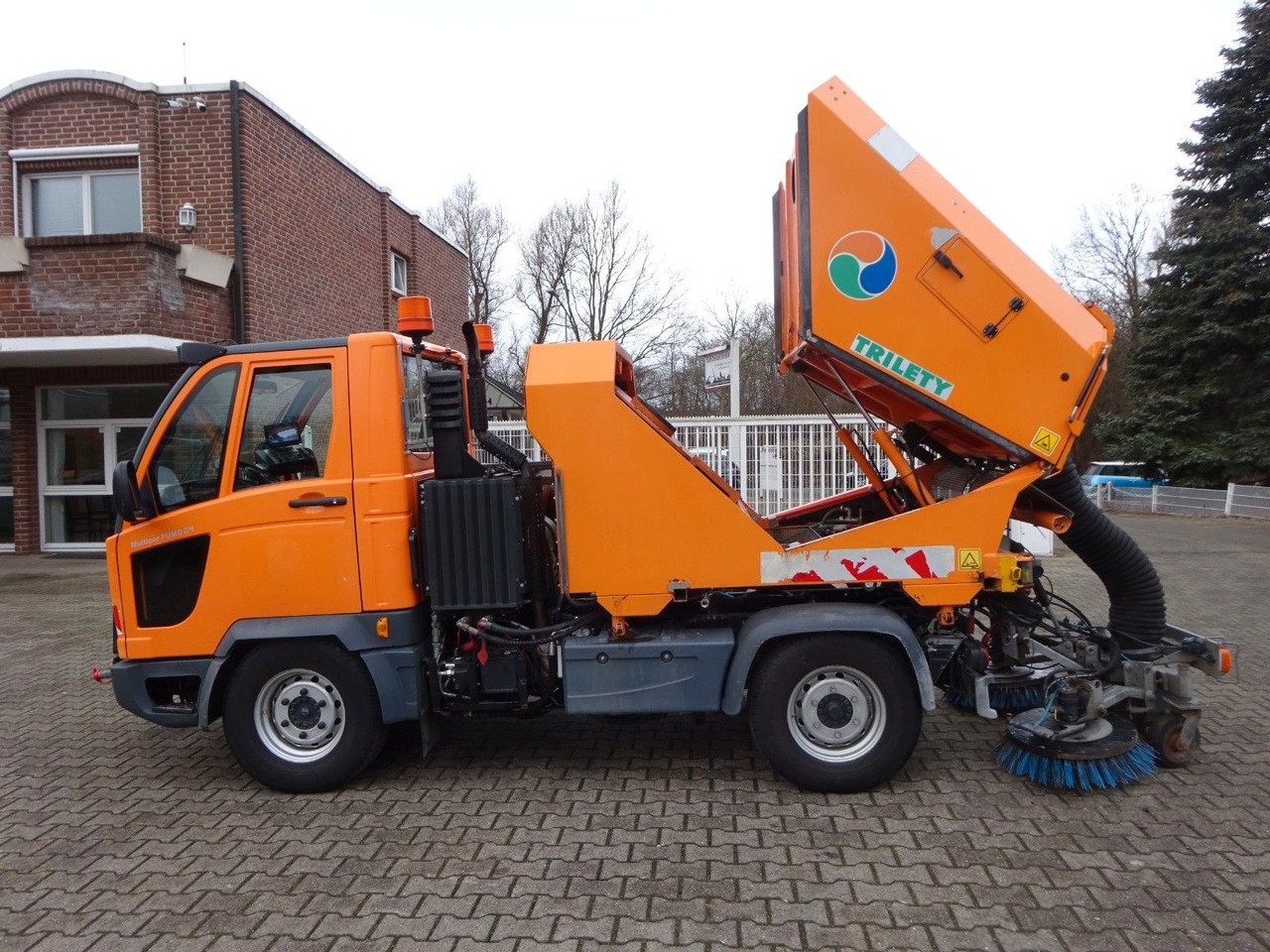 Multicar M30 HAKO FUMO Kehrmaschine + Schneeplatte 4x4 - Όχημα με ανατρεπομενη καροτσα: φωτογραφία 1 Multicar M30 HAKO FUMO Kehrmaschine + Schneeplatte 4x4 - Όχημα με ανατρεπομενη καροτσα: φωτογραφία 1