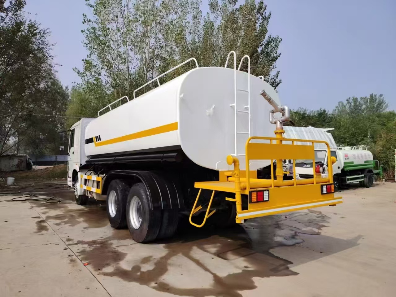 SINOTRUK HOWO sprinkler - Φορτηγό βυτιοφόρο: φωτογραφία 2 SINOTRUK HOWO sprinkler - Φορτηγό βυτιοφόρο: φωτογραφία 2