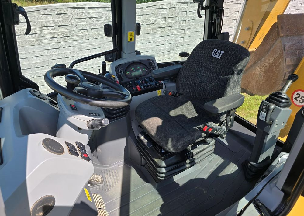 Caterpillar - Φορτωτής εκσκαφέας: φωτογραφία 3 Caterpillar - Φορτωτής εκσκαφέας: φωτογραφία 3