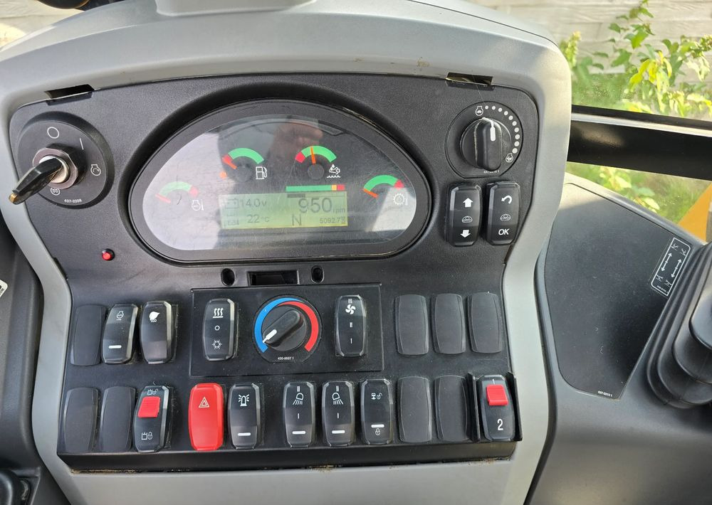 Caterpillar - Φορτωτής εκσκαφέας: φωτογραφία 4 Caterpillar - Φορτωτής εκσκαφέας: φωτογραφία 4