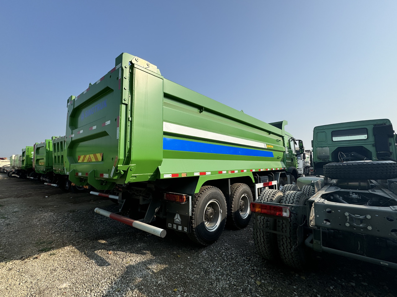 SINOTRUCK HOWO - Φορτηγό ανατρεπόμενο: φωτογραφία 3 SINOTRUCK HOWO - Φορτηγό ανατρεπόμενο: φωτογραφία 3