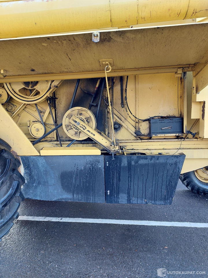 New Holland 8030, 1981 1910h, MTK25, Porvoo - Θεριζοαλωνιστική μηχανή: φωτογραφία 3 New Holland 8030, 1981 1910h, MTK25, Porvoo - Θεριζοαλωνιστική μηχανή: φωτογραφία 3