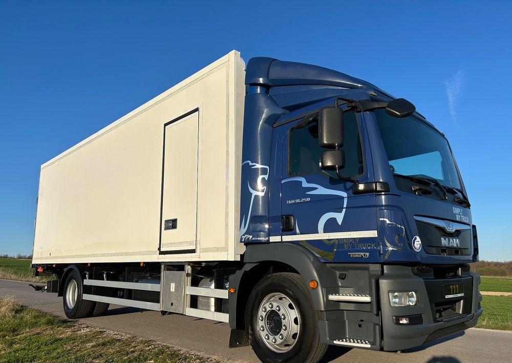 MAN TGM 18.250 Carrier 1950 D/E z Holandii / TOP STAN / 7.44m / 18 palet / winda + drzwi + drzwi boczne / OKAZJA - Φορτηγό ψυγείο: φωτογραφία 1 MAN TGM 18.250 Carrier 1950 D/E z Holandii / TOP STAN / 7.44m / 18 palet / winda + drzwi + drzwi boczne / OKAZJA - Φορτηγό ψυγείο: φωτογραφία 1