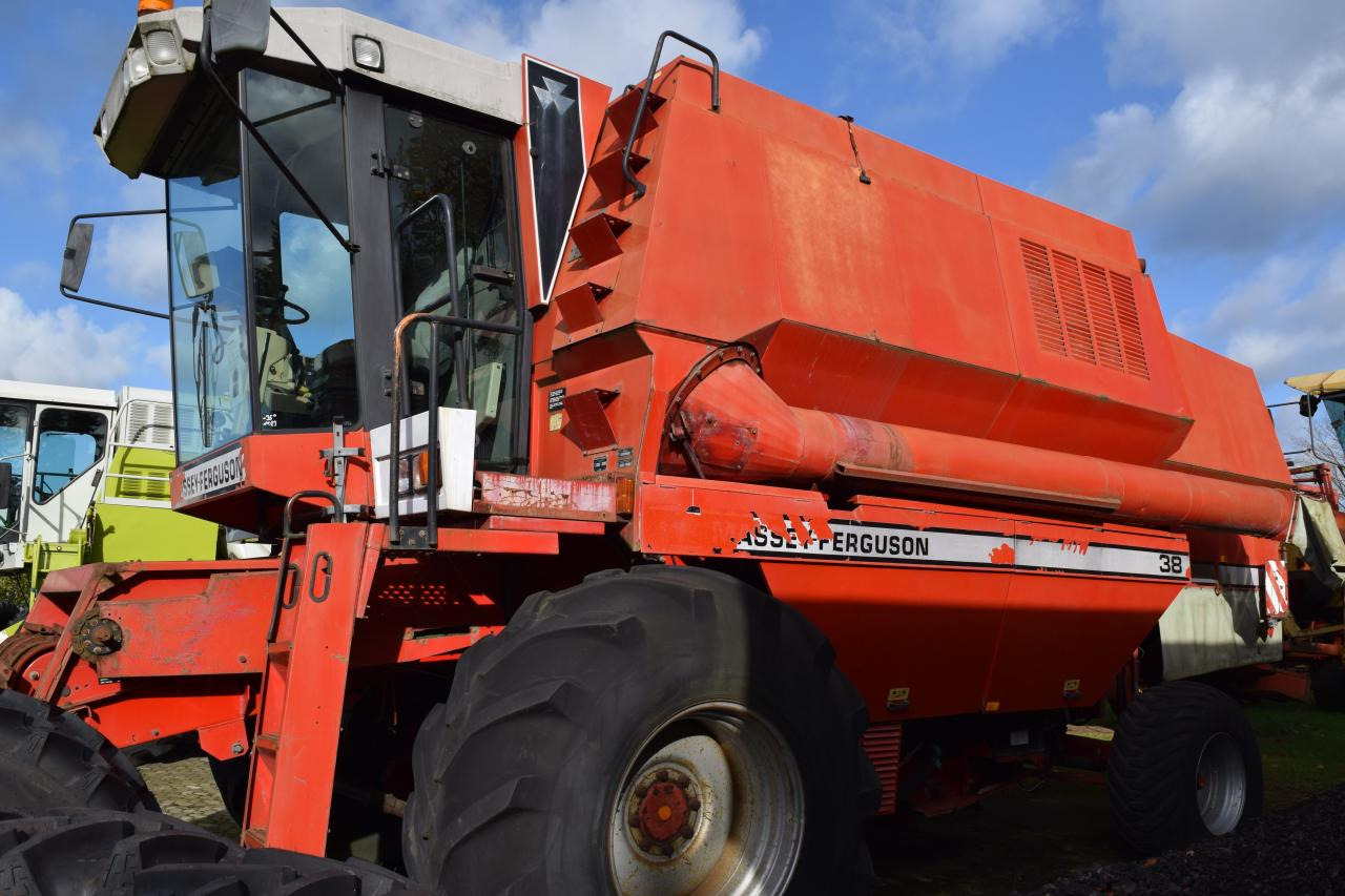 Massey Ferguson MF 38 - Θεριζοαλωνιστική μηχανή: φωτογραφία 2 Massey Ferguson MF 38 - Θεριζοαλωνιστική μηχανή: φωτογραφία 2