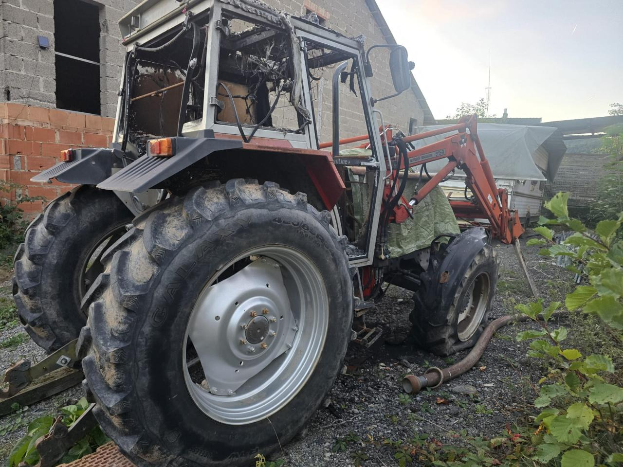 Massey Ferguson MF 390 T *Brandschaden* - Τρακτέρ: φωτογραφία 1 Massey Ferguson MF 390 T *Brandschaden* - Τρακτέρ: φωτογραφία 1