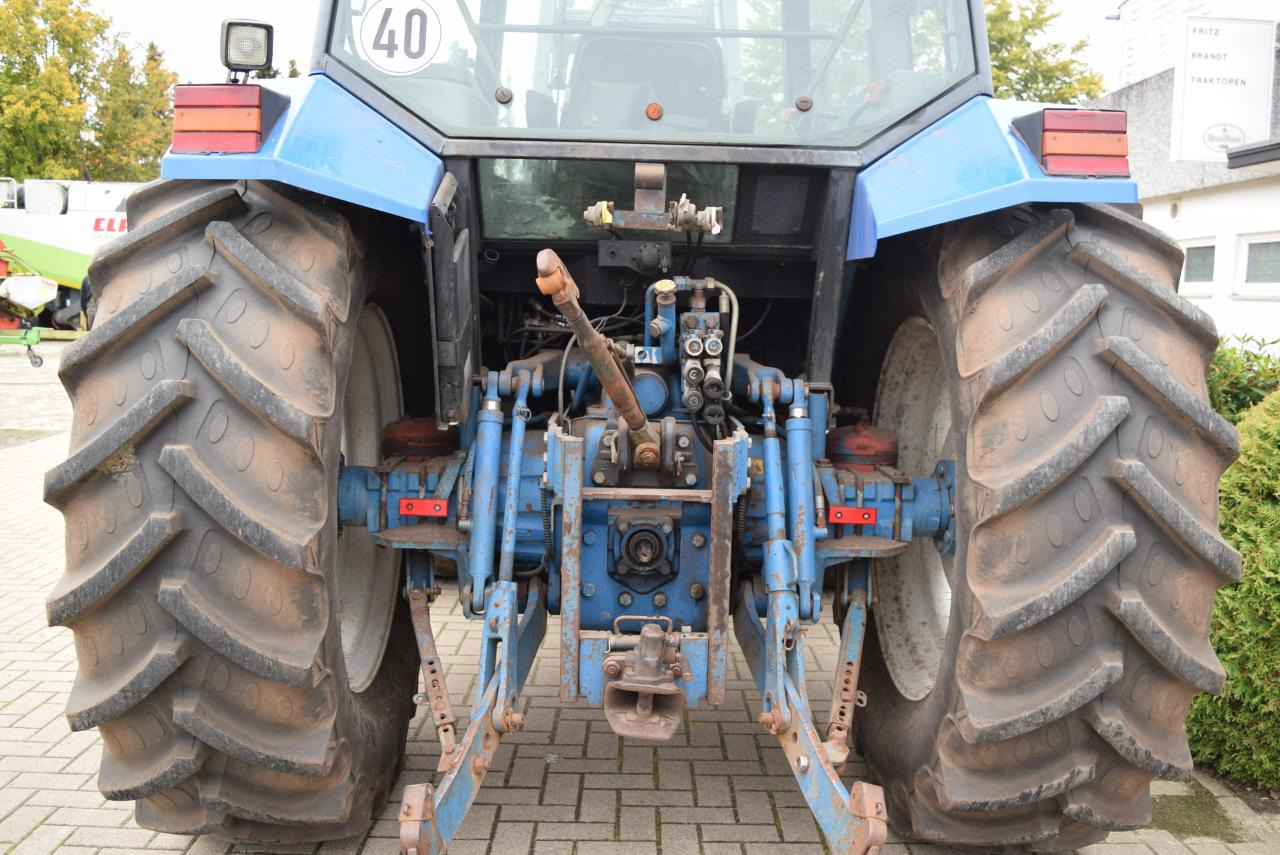 New Holland 8340 - Τρακτέρ: φωτογραφία 4 New Holland 8340 - Τρακτέρ: φωτογραφία 4