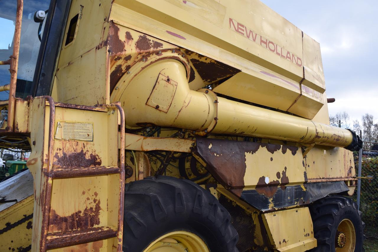 New Holland TF 44 - Θεριζοαλωνιστική μηχανή: φωτογραφία 3 New Holland TF 44 - Θεριζοαλωνιστική μηχανή: φωτογραφία 3