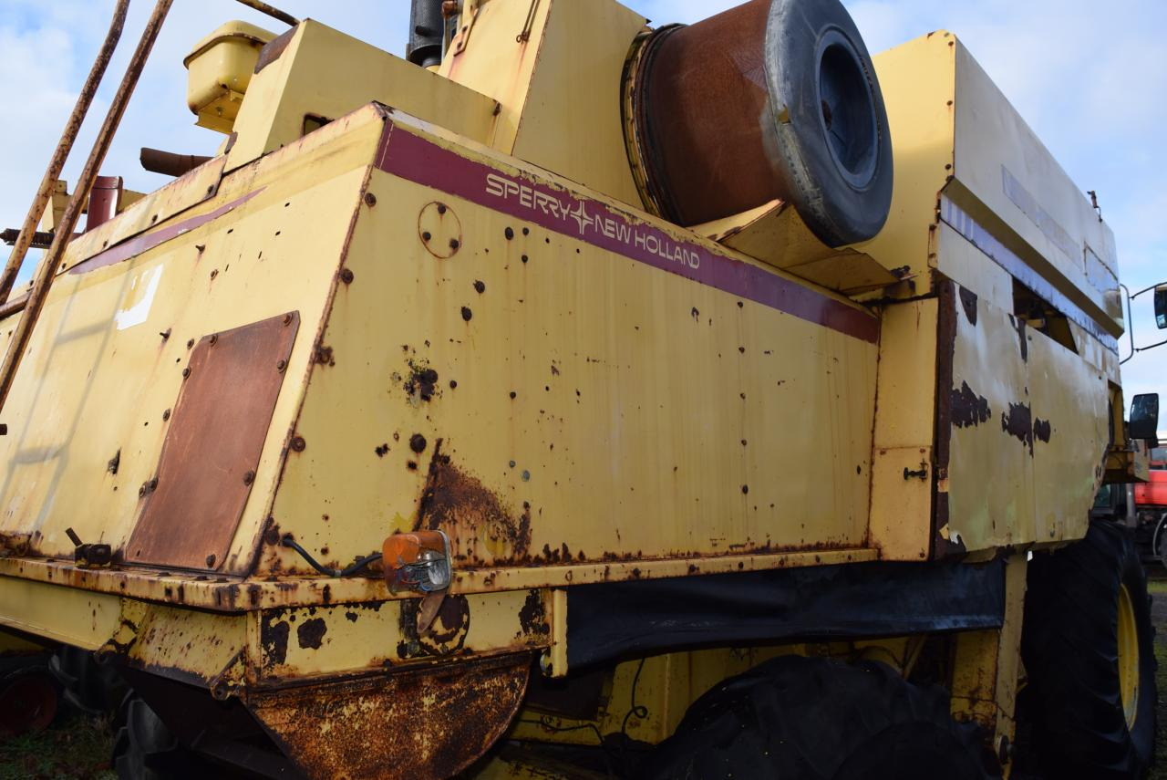 New Holland TF 44 - Θεριζοαλωνιστική μηχανή: φωτογραφία 4 New Holland TF 44 - Θεριζοαλωνιστική μηχανή: φωτογραφία 4