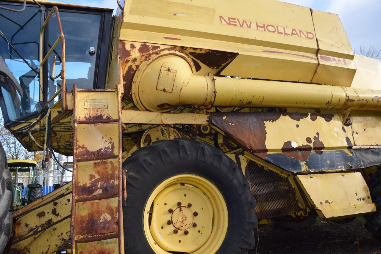 New Holland TF 44 - Θεριζοαλωνιστική μηχανή: φωτογραφία 5 New Holland TF 44 - Θεριζοαλωνιστική μηχανή: φωτογραφία 5