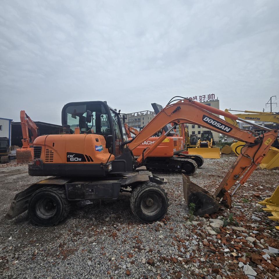 DOOSAN DX60W - Τροχοφόρος εκσκαφέας: φωτογραφία 1 DOOSAN DX60W - Τροχοφόρος εκσκαφέας: φωτογραφία 1