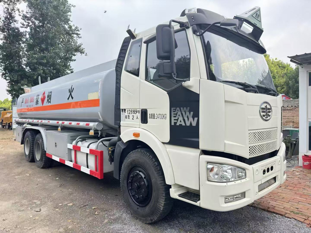 FAW tanker truck - Φορτηγό βυτιοφόρο: φωτογραφία 4 FAW tanker truck - Φορτηγό βυτιοφόρο: φωτογραφία 4