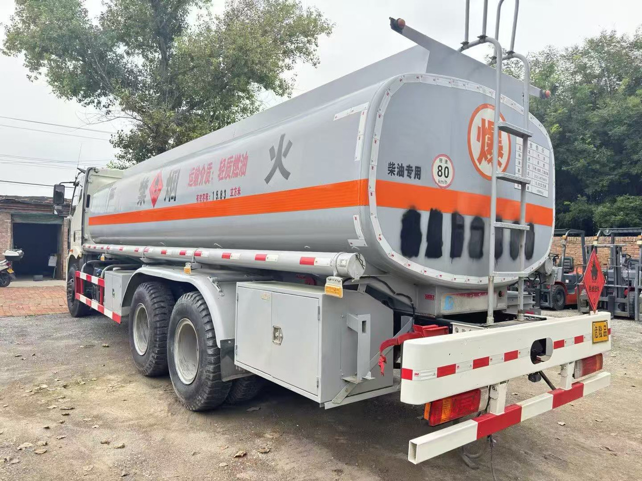 FAW tanker truck - Φορτηγό βυτιοφόρο: φωτογραφία 2 FAW tanker truck - Φορτηγό βυτιοφόρο: φωτογραφία 2