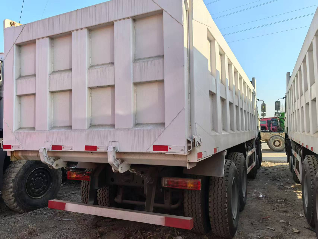 SINOTRUK HOWO 8x4 - Φορτηγό ανατρεπόμενο: φωτογραφία 3 SINOTRUK HOWO 8x4 - Φορτηγό ανατρεπόμενο: φωτογραφία 3