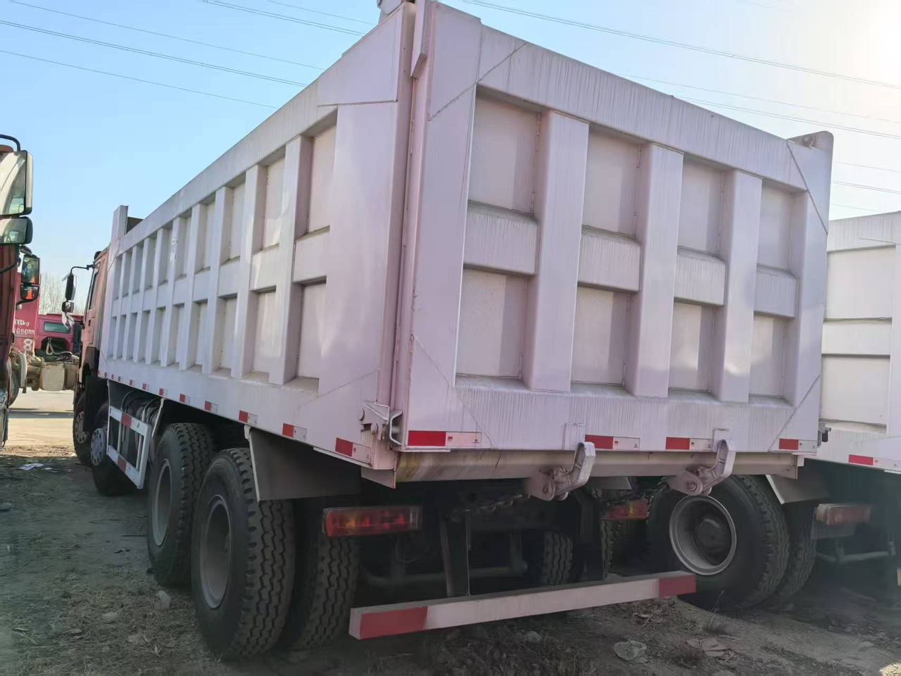 SINOTRUK HOWO 8x4 - Φορτηγό ανατρεπόμενο: φωτογραφία 4 SINOTRUK HOWO 8x4 - Φορτηγό ανατρεπόμενο: φωτογραφία 4