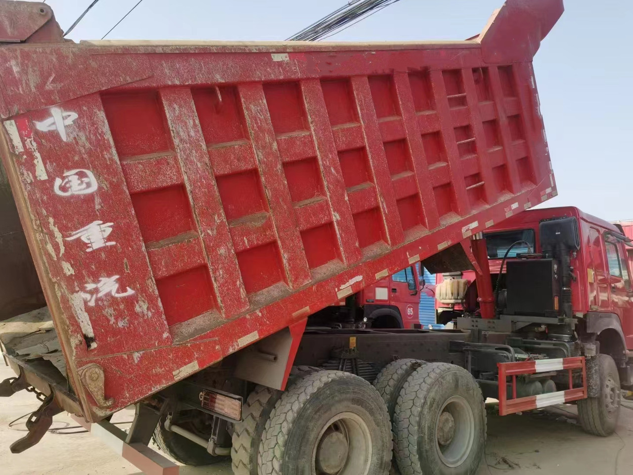SINOTRUK HOWO - Φορτηγό ανατρεπόμενο: φωτογραφία 2 SINOTRUK HOWO - Φορτηγό ανατρεπόμενο: φωτογραφία 2