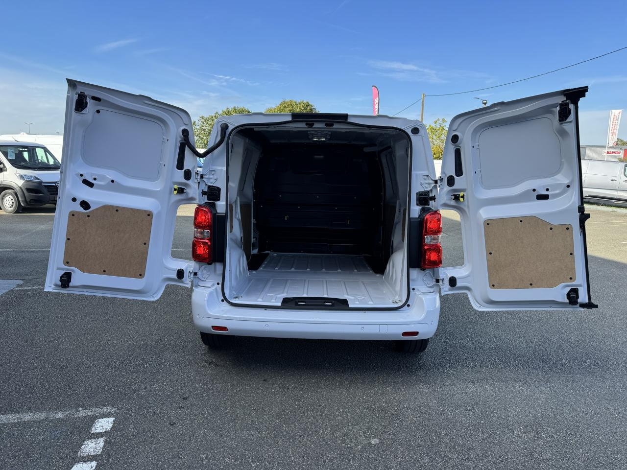 PEUGEOT Expert M 2.0 BlueHDi - 145 S&S - BV EAT8 III FOURGON Fourgon PHASE 2 - Βαν: φωτογραφία 3 PEUGEOT Expert M 2.0 BlueHDi - 145 S&S - BV EAT8 III FOURGON Fourgon PHASE 2 - Βαν: φωτογραφία 3