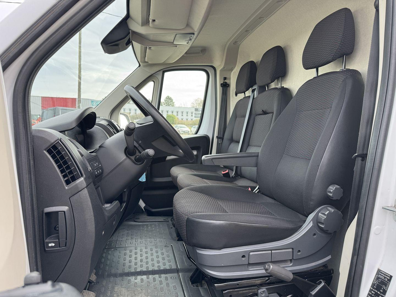 Peugeot Boxer 330 L1H1 2.2 BLUEHDI S&S 140CH ASPHALT - Μικρό βαν: φωτογραφία 4 Peugeot Boxer 330 L1H1 2.2 BLUEHDI S&S 140CH ASPHALT - Μικρό βαν: φωτογραφία 4