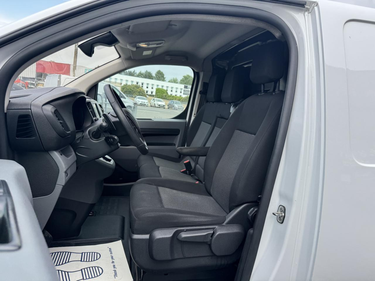 Peugeot Expert STANDARD 2.0 BLUEHDI 180CH S&S ASPHALT EAT8 - Βαν: φωτογραφία 4 Peugeot Expert STANDARD 2.0 BLUEHDI 180CH S&S ASPHALT EAT8 - Βαν: φωτογραφία 4