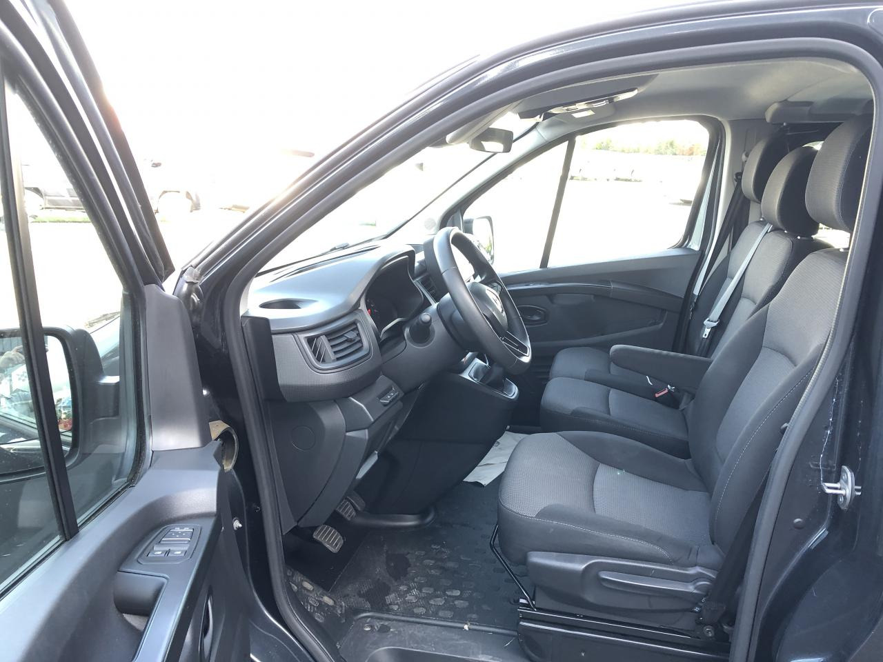 RENAULT Trafic L2 2.0 Energy dCi - 150 - S&S  III COMBI Combi Zen L2H1 PHASE 3 - Επιβατικό βαν: φωτογραφία 4 RENAULT Trafic L2 2.0 Energy dCi - 150 - S&S  III COMBI Combi Zen L2H1 PHASE 3 - Επιβατικό βαν: φωτογραφία 4
