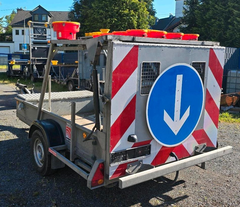 Horizont LED Absperrtafel VZ616 FAT Verkehrsleittafel Verkehrssicherungsanhänger Sperrwand Nissen Trebbiner - Τρέιλερ: φωτογραφία 1 Horizont LED Absperrtafel VZ616 FAT Verkehrsleittafel Verkehrssicherungsanhänger Sperrwand Nissen Trebbiner - Τρέιλερ: φωτογραφία 1
