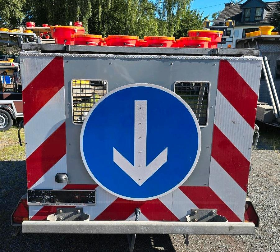 Horizont LED Absperrtafel VZ616 FAT Verkehrsleittafel Verkehrssicherungsanhänger Sperrwand Nissen Trebbiner - Τρέιλερ: φωτογραφία 2 Horizont LED Absperrtafel VZ616 FAT Verkehrsleittafel Verkehrssicherungsanhänger Sperrwand Nissen Trebbiner - Τρέιλερ: φωτογραφία 2
