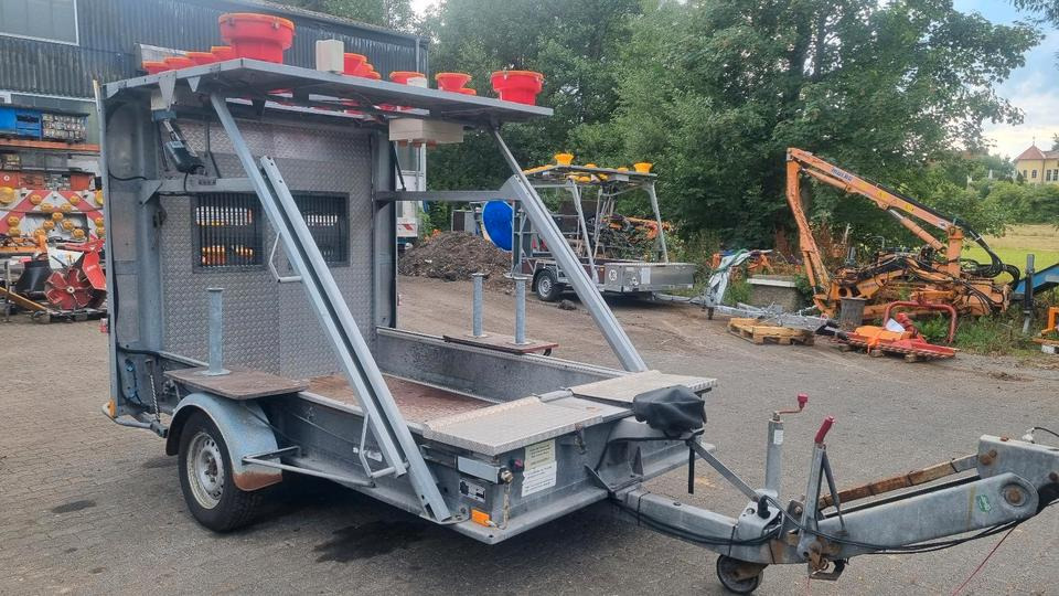 Mersch Absperrtafel Vz616 mit Horizont Leuchtkreuzanlage Sperrwand Sperranhänger Leittafel Leitanhänger Verkehrsleittafel Verkehrsleitanhänger Verkehrssicherungsanhänger Nissen Trebbiner - Τρέιλερ: φωτογραφία 1 Mersch Absperrtafel Vz616 mit Horizont Leuchtkreuzanlage Sperrwand Sperranhänger Leittafel Leitanhänger Verkehrsleittafel Verkehrsleitanhänger Verkehrssicherungsanhänger Nissen Trebbiner - Τρέιλερ: φωτογραφία 1