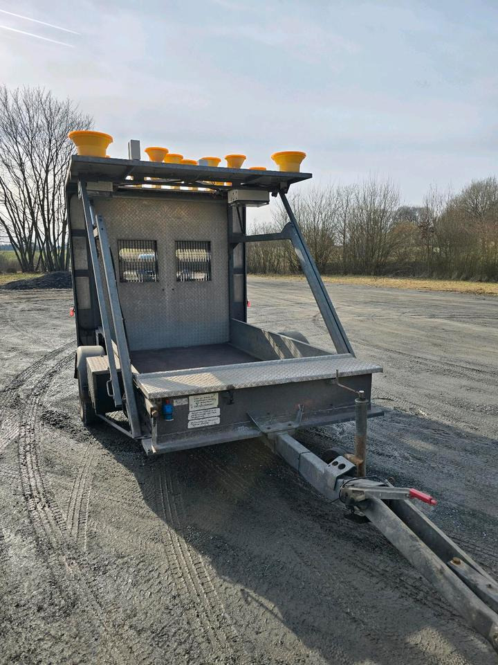 Nissen Absperrtafel VZ 616 FAT Verkehrsleittafel Horizont Verkehrssicherungsanhänger Verkehrsleitanhänger Verkehrsleittafel Verkehrssicherung - Τρέιλερ: φωτογραφία 2 Nissen Absperrtafel VZ 616 FAT Verkehrsleittafel Horizont Verkehrssicherungsanhänger Verkehrsleitanhänger Verkehrsleittafel Verkehrssicherung - Τρέιλερ: φωτογραφία 2