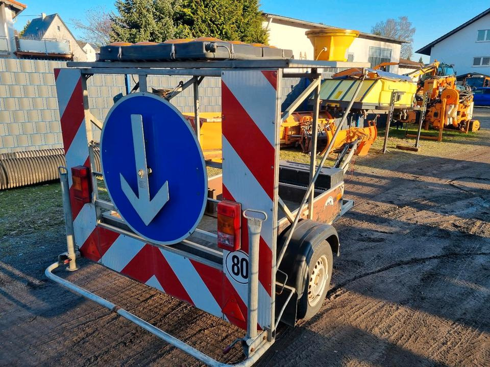 Nissen Absperrtafel VZ616 Verkehrssicherung Absperrtafel Verkehrssicherungsanhänger Sperrwand Verkehrsleittafel Verkehrsleitanhänger - Τρέιλερ: φωτογραφία 4 Nissen Absperrtafel VZ616 Verkehrssicherung Absperrtafel Verkehrssicherungsanhänger Sperrwand Verkehrsleittafel Verkehrsleitanhänger - Τρέιλερ: φωτογραφία 4