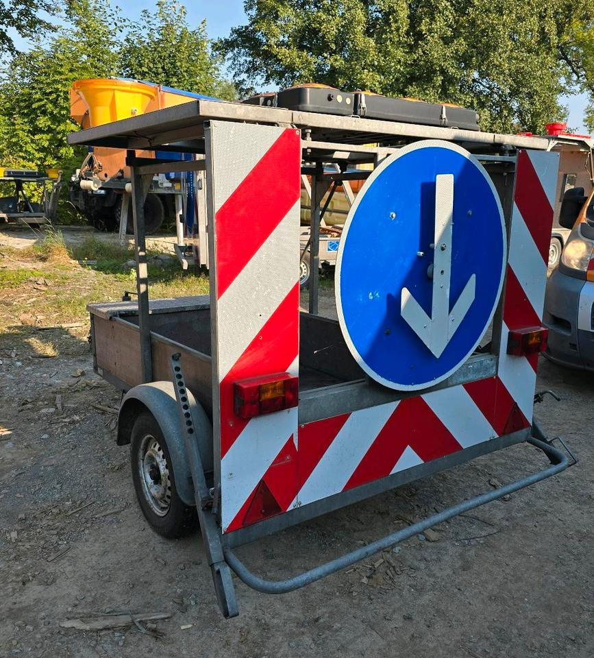 Nissen FAT Absperrtafel VZ616 Fahrbare Verkehrsleittafel Verkehrssicherungsanhänger Verkehrsleitanhänger Trebbiner Horizont Sperrwand - Τρέιλερ: φωτογραφία 1 Nissen FAT Absperrtafel VZ616 Fahrbare Verkehrsleittafel Verkehrssicherungsanhänger Verkehrsleitanhänger Trebbiner Horizont Sperrwand - Τρέιλερ: φωτογραφία 1
