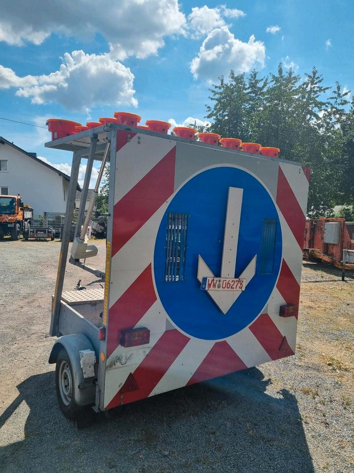 Trebbiner Absperrtafel VZ 616 Horizont Sperrwand Verkehrsleittafel Verkehrsleitanhänger Verkehrssicherungsanhänger Warntafel Verkehrssicherung Baustelle - Τρέιλερ: φωτογραφία 4 Trebbiner Absperrtafel VZ 616 Horizont Sperrwand Verkehrsleittafel Verkehrsleitanhänger Verkehrssicherungsanhänger Warntafel Verkehrssicherung Baustelle - Τρέιλερ: φωτογραφία 4