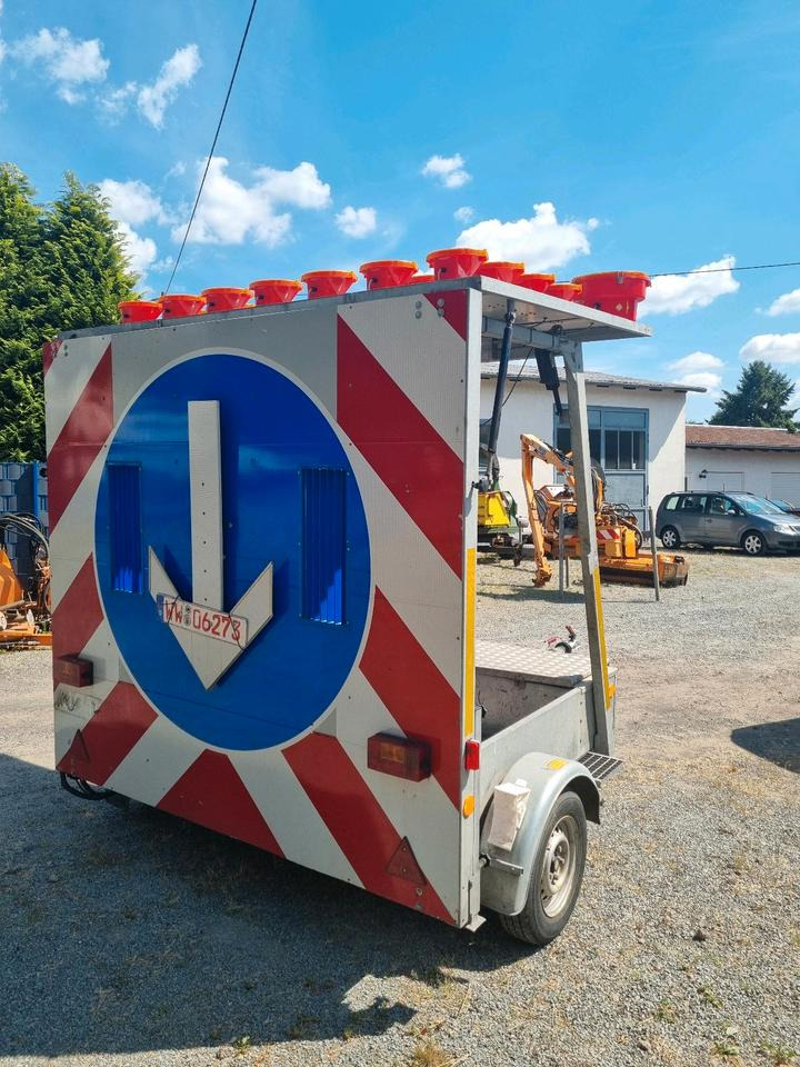 Trebbiner Absperrtafel VZ 616 Horizont Sperrwand Verkehrsleittafel Verkehrsleitanhänger Verkehrssicherungsanhänger Warntafel Verkehrssicherung Baustelle - Τρέιλερ: φωτογραφία 5 Trebbiner Absperrtafel VZ 616 Horizont Sperrwand Verkehrsleittafel Verkehrsleitanhänger Verkehrssicherungsanhänger Warntafel Verkehrssicherung Baustelle - Τρέιλερ: φωτογραφία 5
