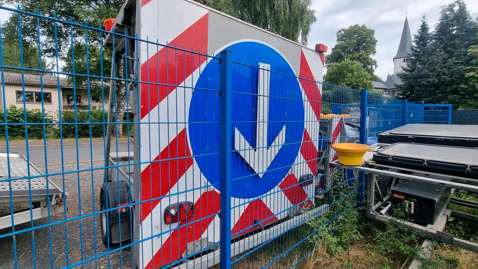 Trebbiner Absperrtafel VZ616 LED Funkwarnmeldeanlage Absperrtafel Sperrwand Verkehrsleittafel Verkehrsleitanhänger Verkehrssicherungsanhänger Leitanhänger Leittafel Verkehrssicherung Nissen Horizont - Τρέιλερ: φωτογραφία 3 Trebbiner Absperrtafel VZ616 LED Funkwarnmeldeanlage Absperrtafel Sperrwand Verkehrsleittafel Verkehrsleitanhänger Verkehrssicherungsanhänger Leitanhänger Leittafel Verkehrssicherung Nissen Horizont - Τρέιλερ: φωτογραφία 3