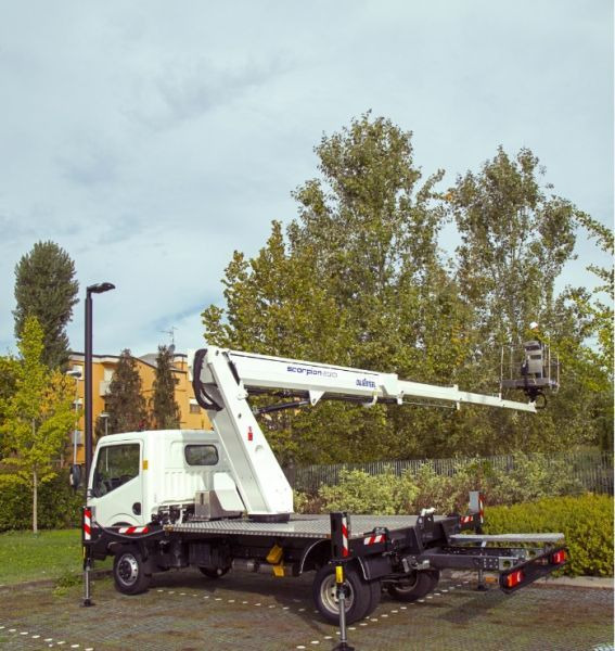 Oil&Steel Scorpion 2313 zamontowany na Nissan Cabstar - Φορτηγό με εναέρια πλατφόρμα: φωτογραφία 1 Oil&Steel Scorpion 2313 zamontowany na Nissan Cabstar - Φορτηγό με εναέρια πλατφόρμα: φωτογραφία 1