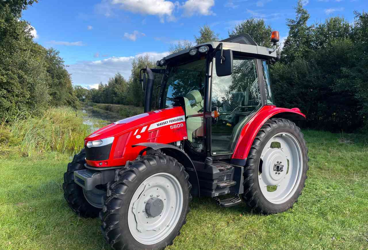 Massey Ferguson 5609 Dyna-4 Essential - Τρακτέρ: φωτογραφία 1 Massey Ferguson 5609 Dyna-4 Essential - Τρακτέρ: φωτογραφία 1